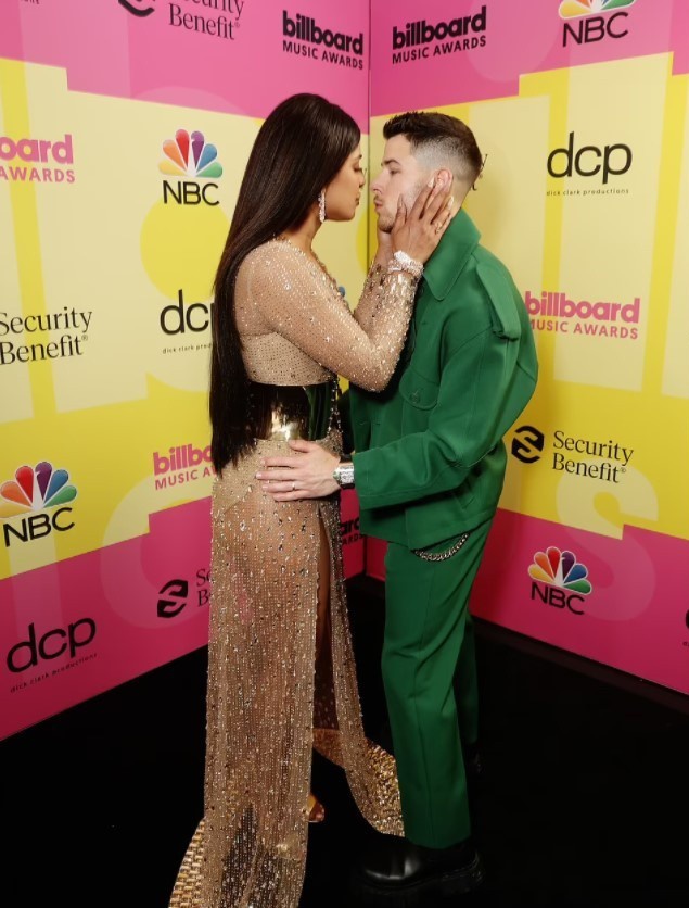 Vợ chồng Nick Jonas và dàn sao dự thảm đỏ Billboard Music Awards 2021 - Ảnh 4.