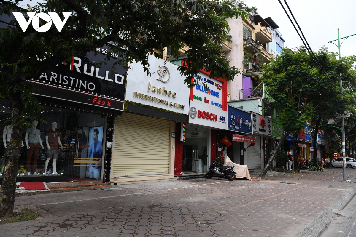 Hình ảnh các cửa hàng kinh doanh tại Hà Nội đóng cửa vì dịch Covid-19 - Ảnh 2.