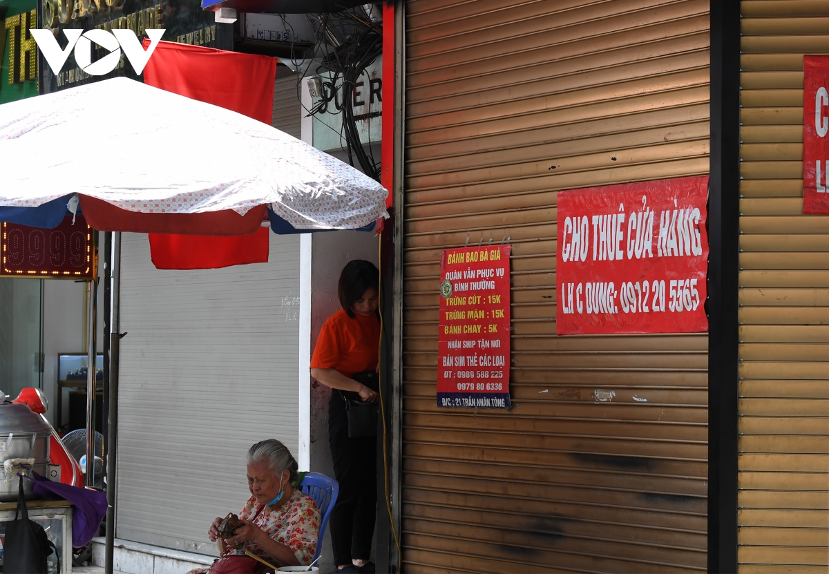 Hình ảnh các cửa hàng kinh doanh tại Hà Nội đóng cửa vì dịch Covid-19 - Ảnh 16.