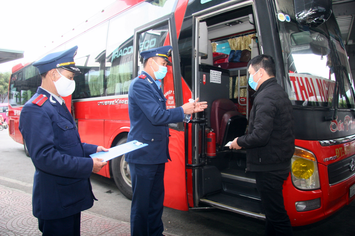 Lai Châu: Xử phạt nhiều lái xe chở khách vi phạm quy định phòng, chống dịch - Ảnh 1.