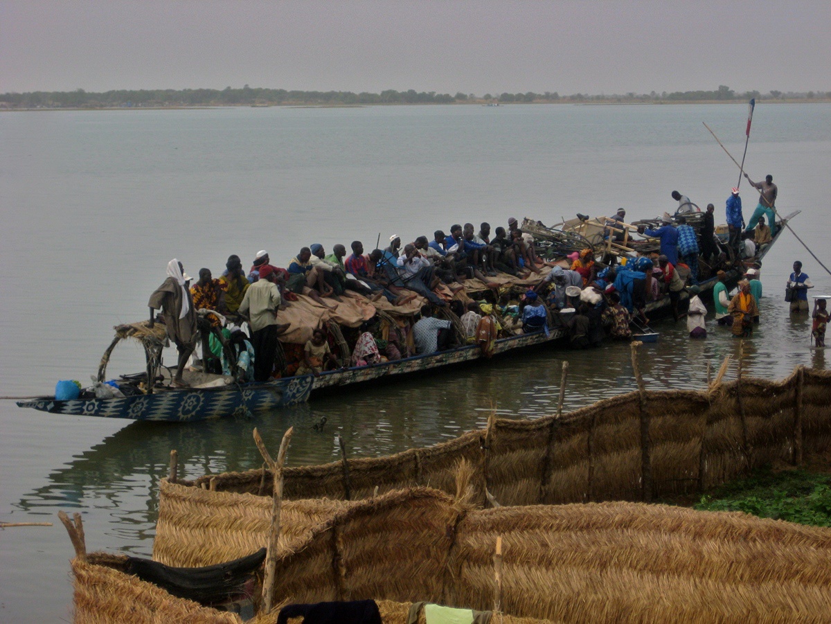Chìm thuyền tại Nigeria, hơn 150 người nghi chết đuối - Ảnh 1.