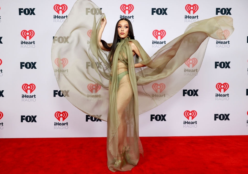 Dàn ca sĩ tham dự lễ trao giải iHeartRadio Music Awards 2021 - Ảnh 3.