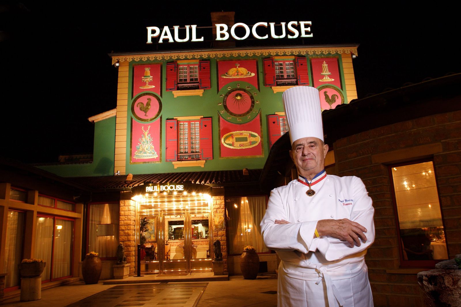 Bún bò Huế chợ Đông Ba - điểm đến ẩm thực yêu thích của đầu bếp nổi tiếng Anthony Bourdain - Ảnh 4.