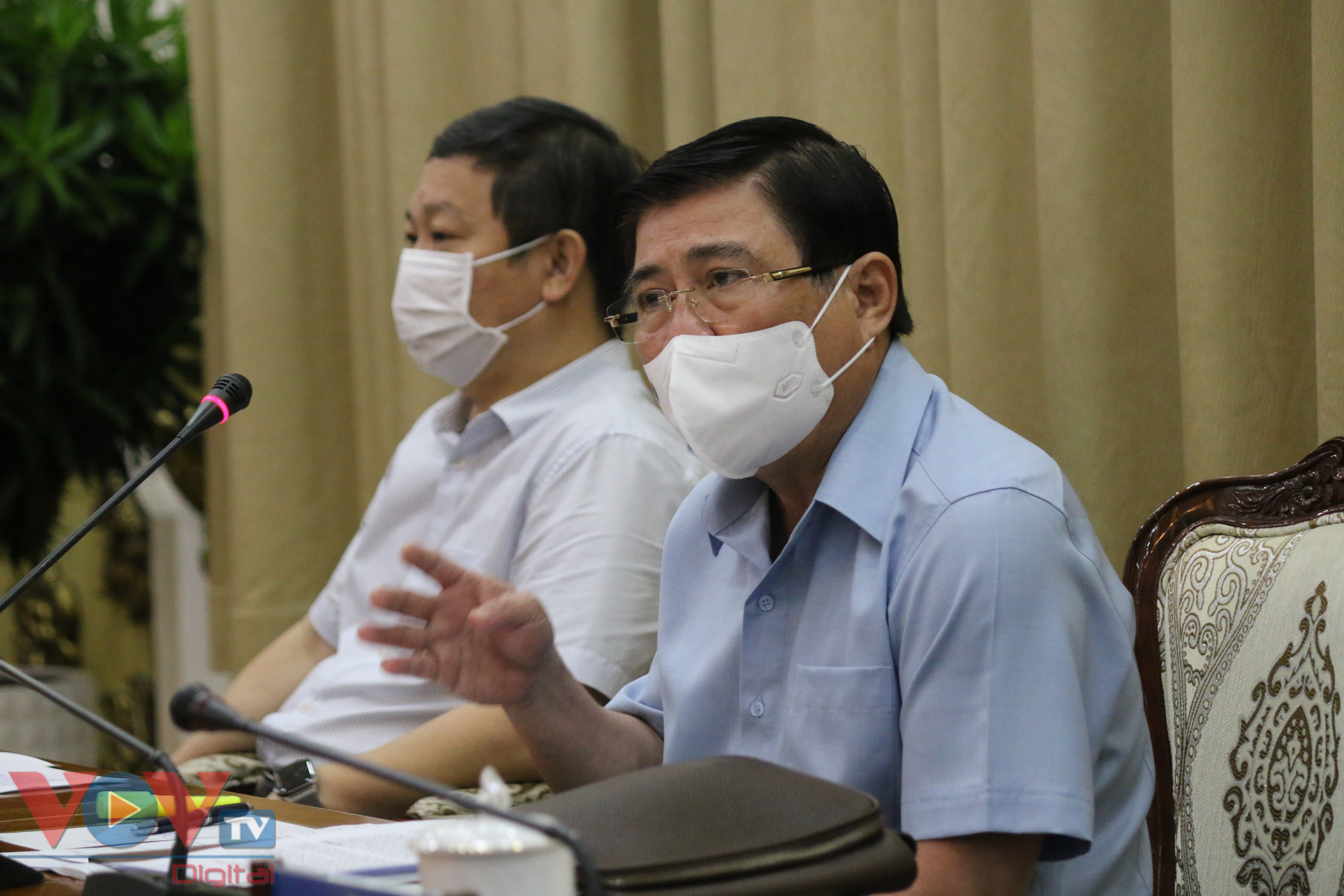 Ông Nguyễn Thành Phong, chủ tịch UBND TPHCM chỉ đạo phát biểu chỉ đạo tại cuộc họp.jpg