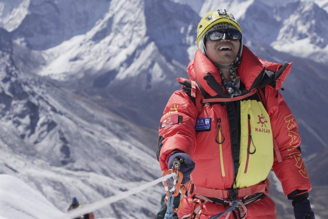 Người khiếm thị đầu tiên tại châu Á chinh phục đỉnh Everest - Ảnh 1.