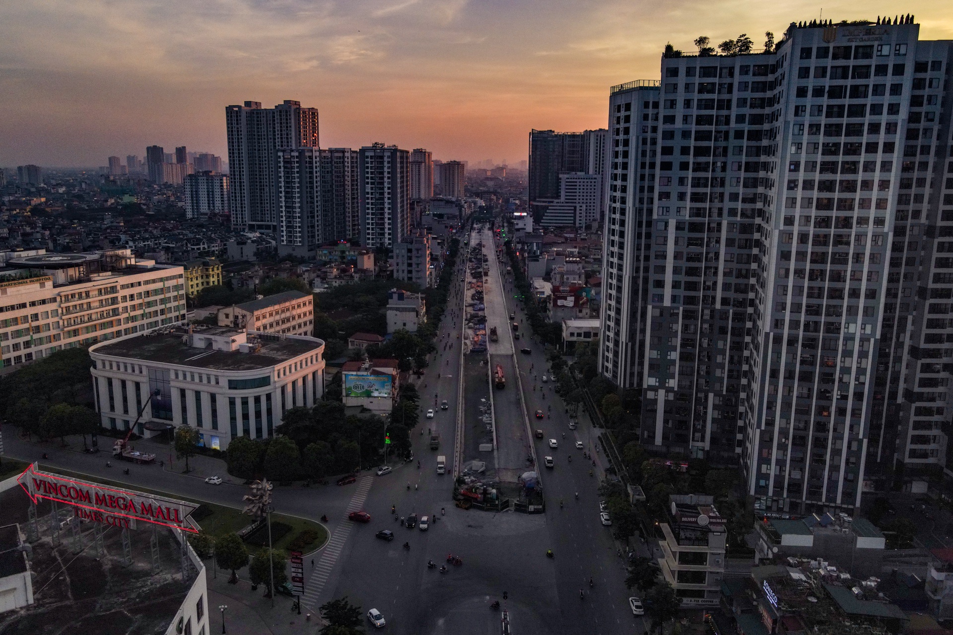 Đường phố Hà Nội nhìn từ trên cao ngày nóng 39 độ C - Ảnh 10.