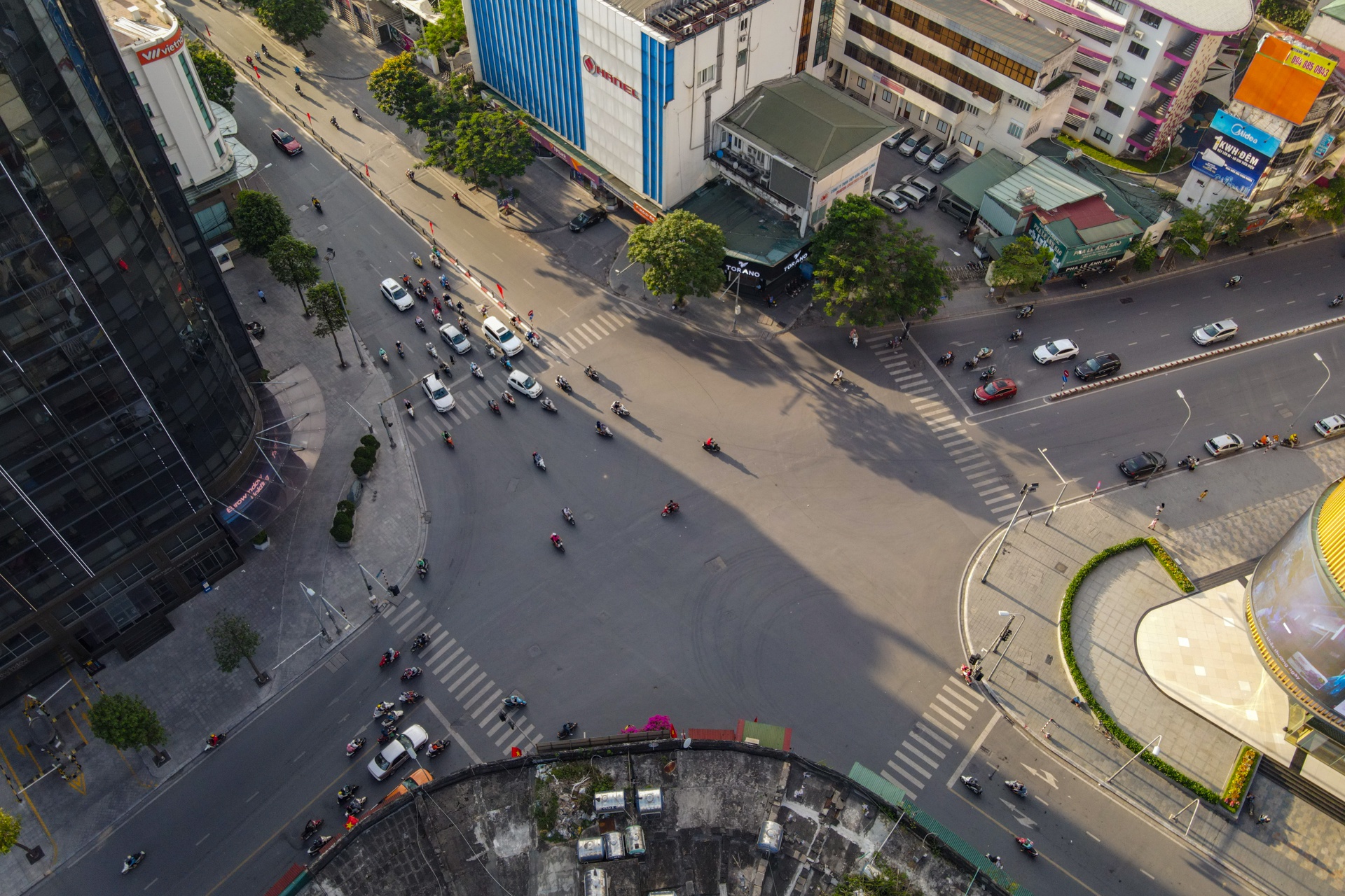 Đường phố Hà Nội nhìn từ trên cao ngày nóng 39 độ C - Ảnh 3.
