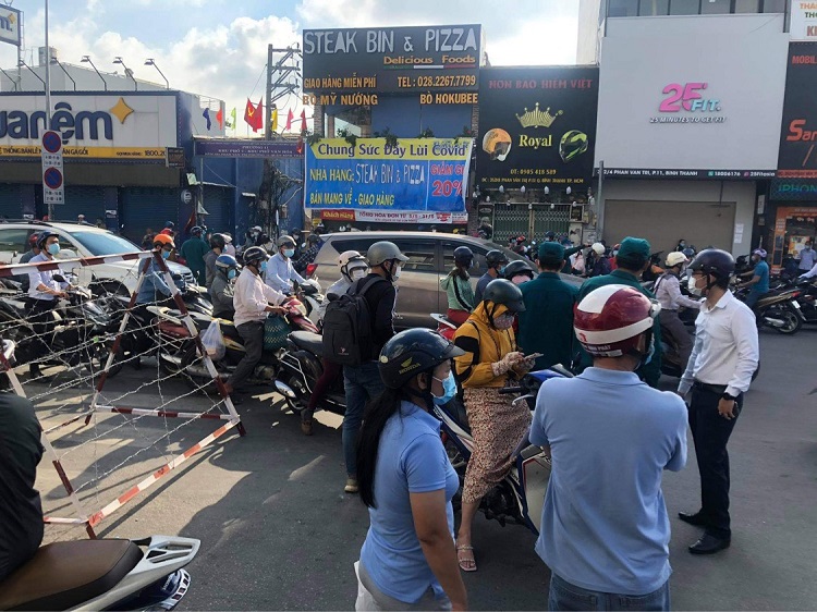 Sáng 31/5, giao thông hỗn loạn trước các chốt chặn vào quận Gò Vấp - Ảnh 6.