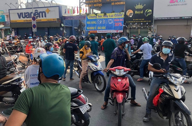 Sáng 31/5, giao thông hỗn loạn trước các chốt chặn vào quận Gò Vấp - Ảnh 4.