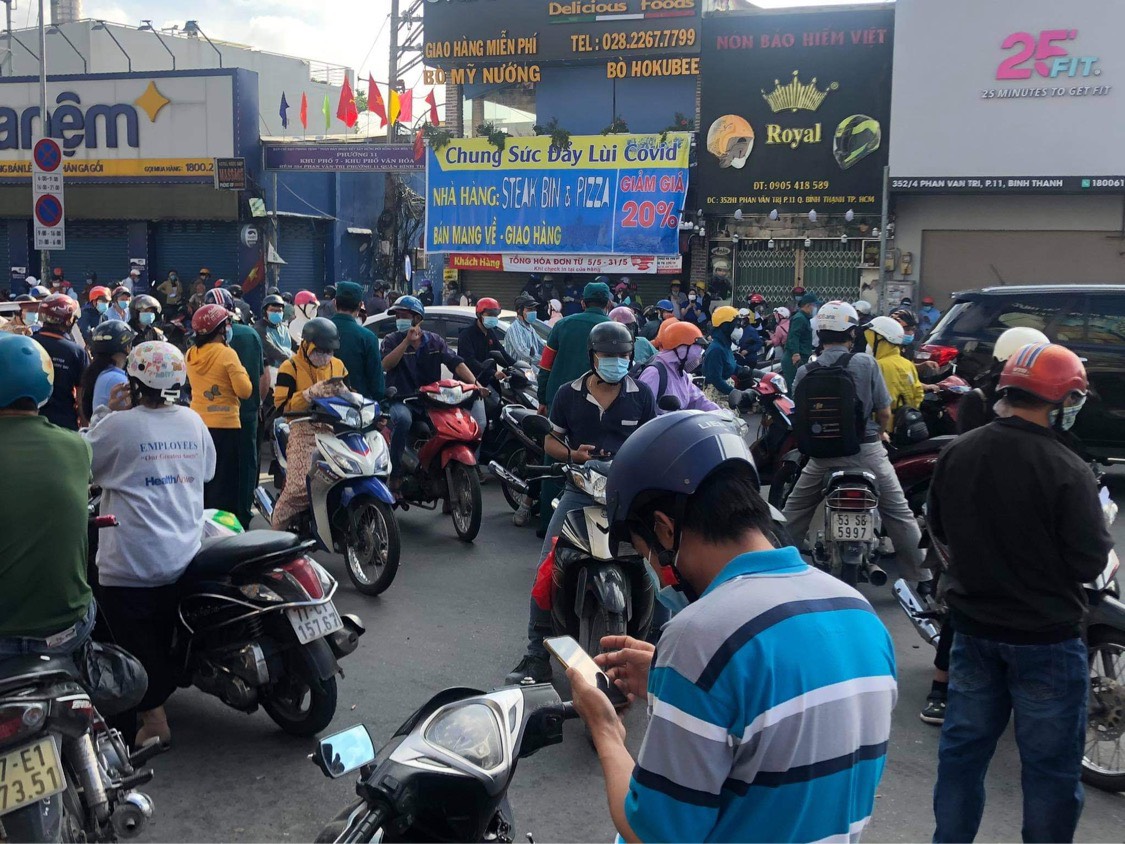 Sáng 31/5, giao thông hỗn loạn trước các chốt chặn vào quận Gò Vấp - Ảnh 5.