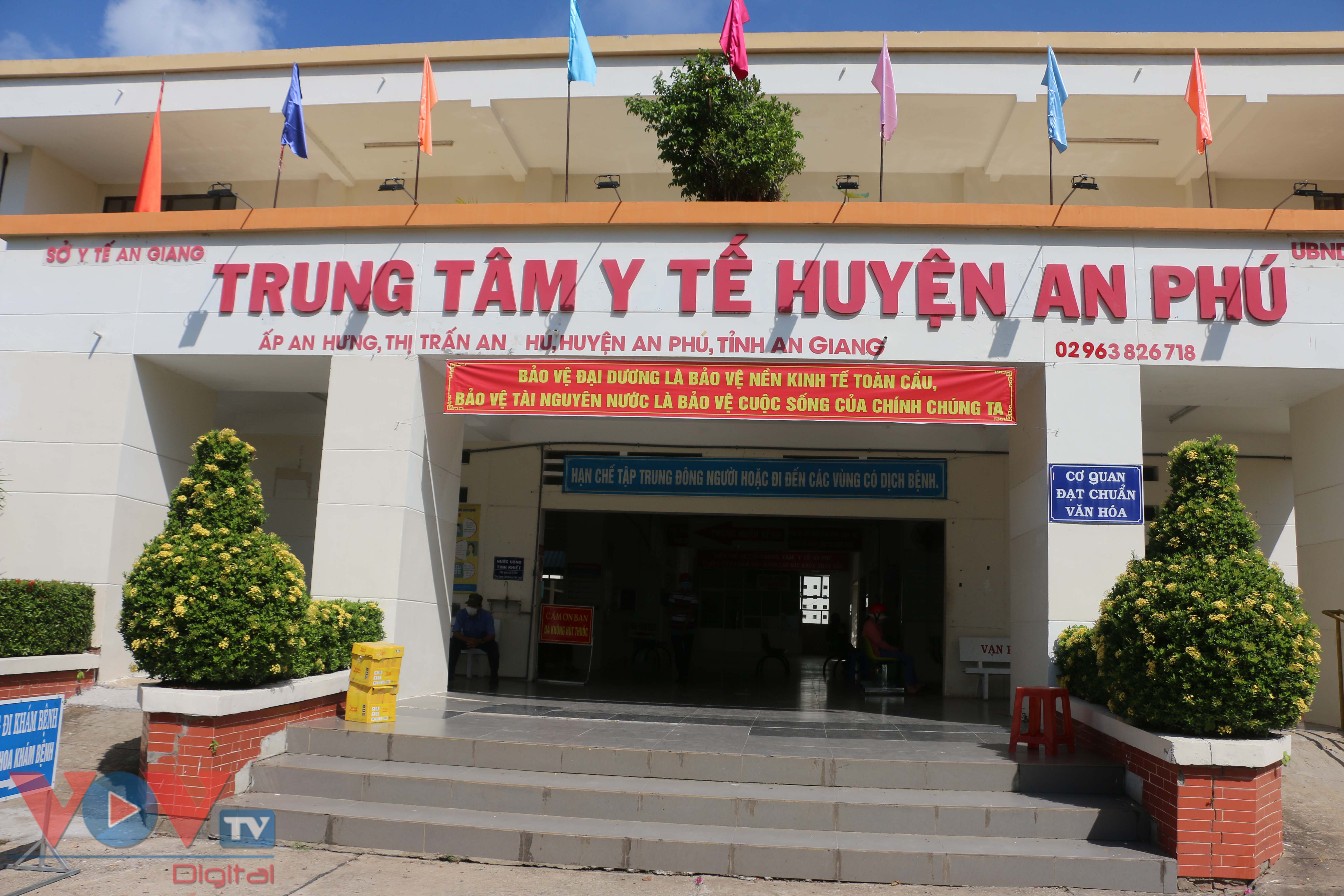 Trung tâm y tế huyện An Phú, nơi cách ly điều trị  2 trường hợp nhập cảnh nghi dương tính với Covid-19.jpg