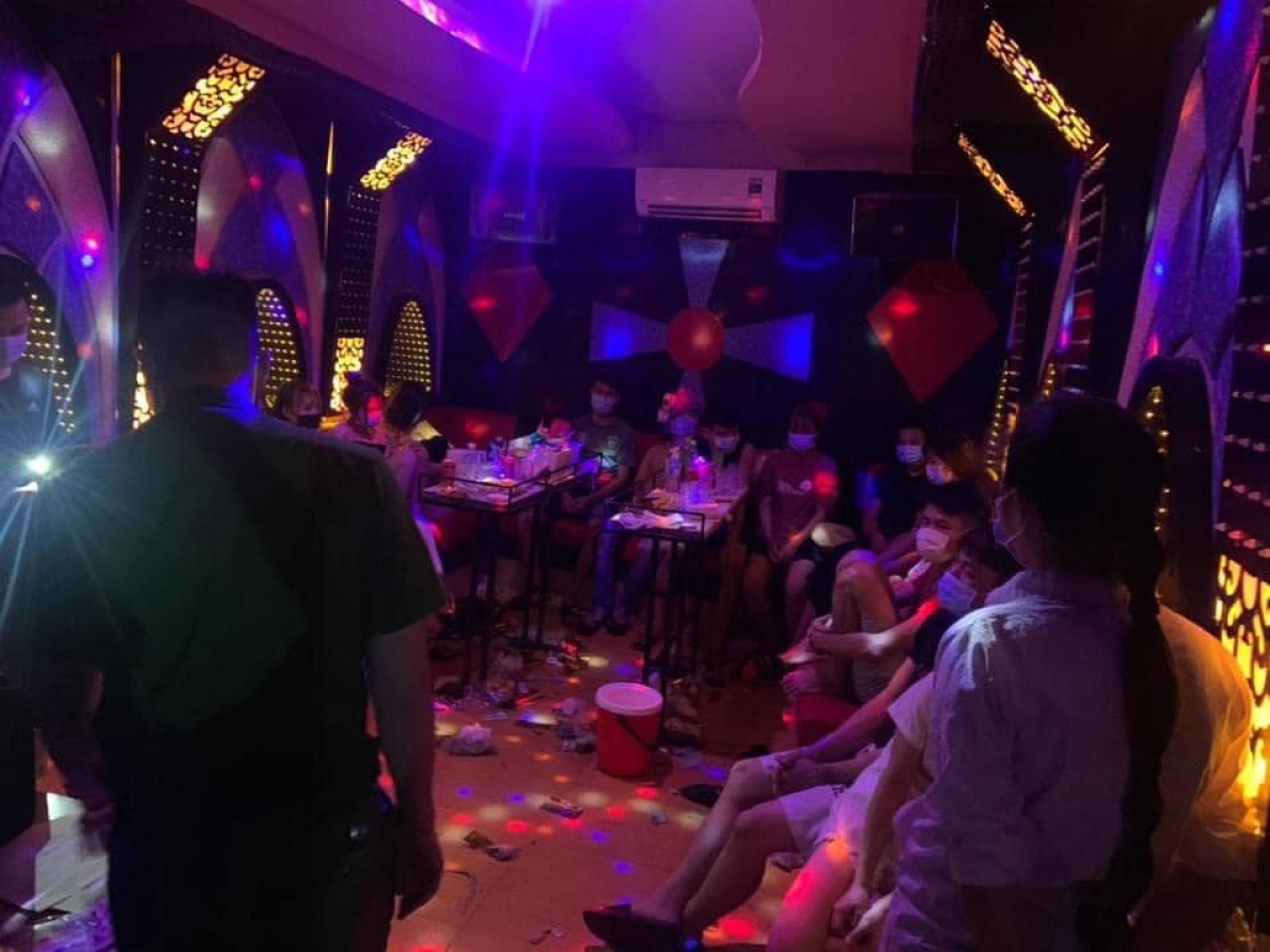 13 thanh niên tụ tập 'bay lắc' trong quán karaoke ở Hà Nội - Ảnh 2.