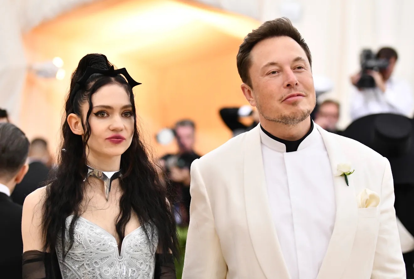 Elon Musk bị bạn gái gọi là 'trẻ trâu' trên mạng xã hội - Ảnh 1.