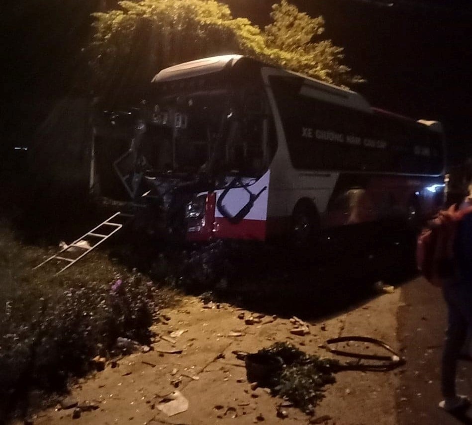Đắk Lắk: Xe khách va chạm với xe tải, một phụ nữ thiệt mạng, nhiều người bị thương - Ảnh 1.