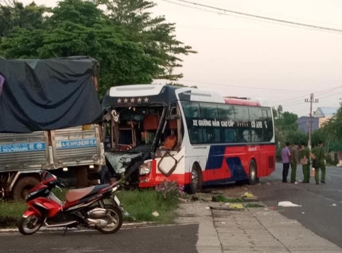 Đắk Lắk: Xe khách va chạm với xe tải, một phụ nữ thiệt mạng, nhiều người bị thương - Ảnh 2.