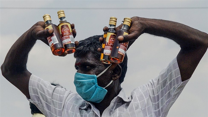 Ấn Độ dùng rượu khuyến khích dân đi tiêm chủng COVID-19 - Ảnh 1.