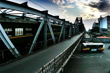 Cầu Long Biên quá yếu, đề xuất xây cầu đường sắt mới vượt sông Hồng - Ảnh 1.