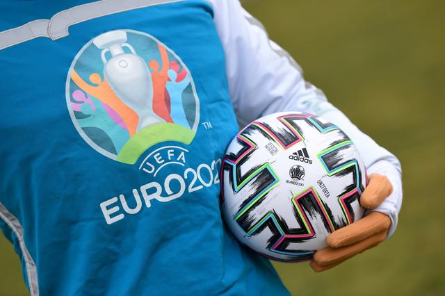 EURO 2020: Người hâm mộ bóng đá châu Âu ủng hộ các cầu thủ quỳ gối để chống phân biệt chủng tộc - Ảnh 1.