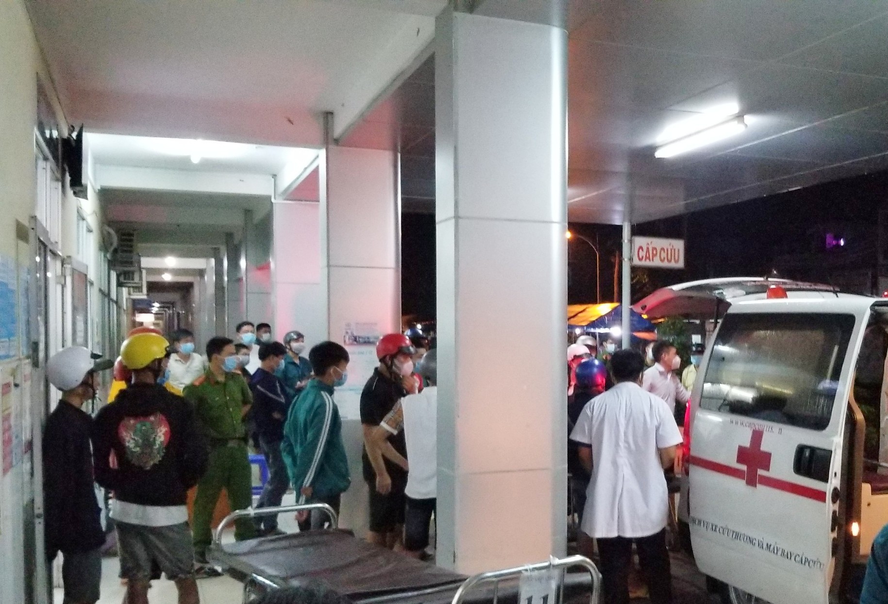 Nam thanh niên cầm hung khí xông vào bệnh viện truy sát ở Đồng Tháp - Ảnh 1.