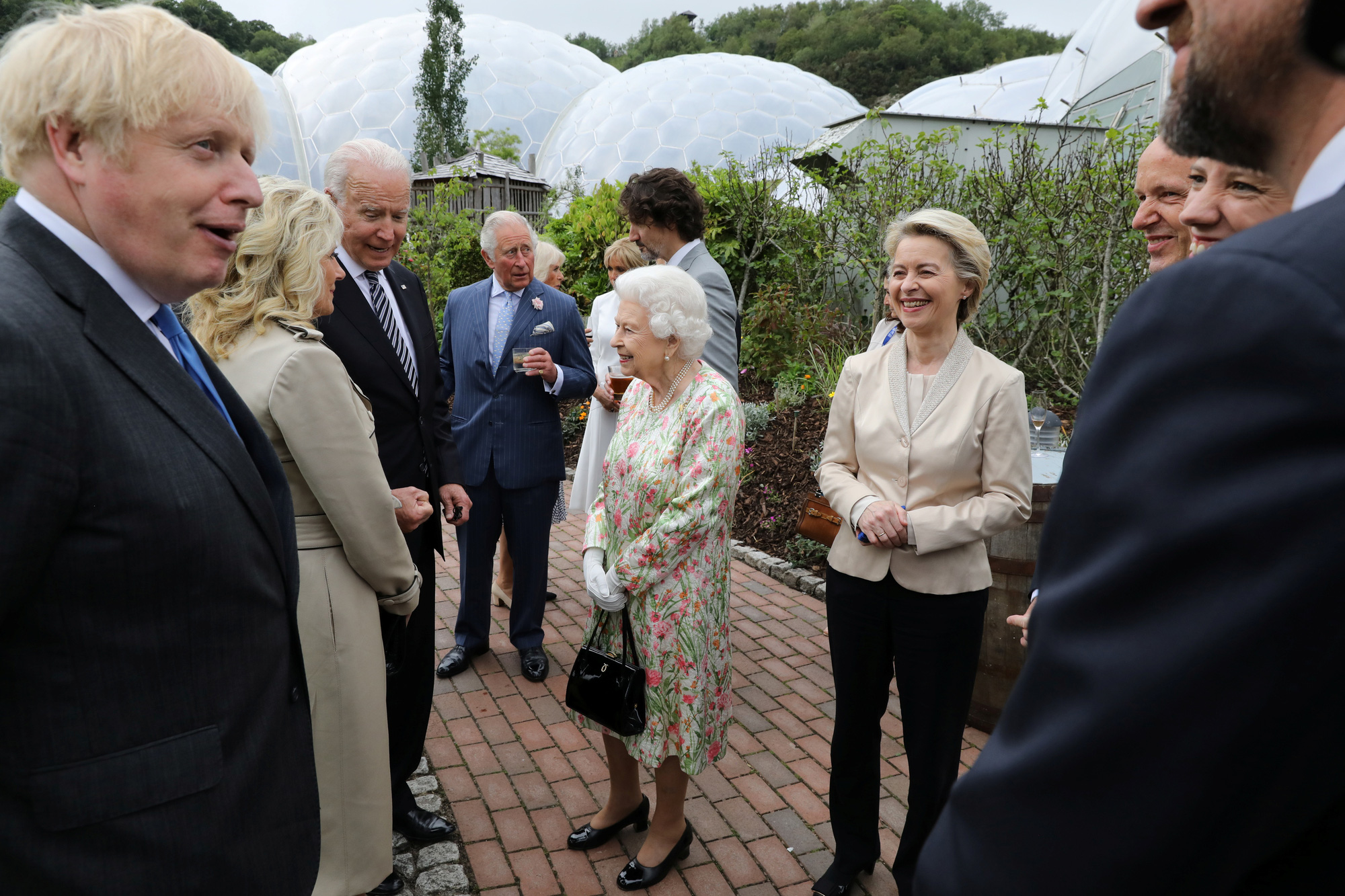 Ông Biden bị nghi phá vỡ quy tắc hoàng gia trong lần đầu gặp Nữ hoàng Anh - Ảnh 1.