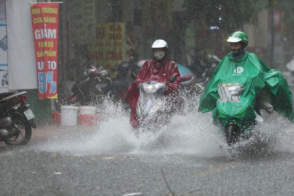 Thời tiết hôm nay: Áp thấp nhiệt đới có thể mạnh lên thành bão, khu vực Hà Nội có mưa dông - Ảnh 1.