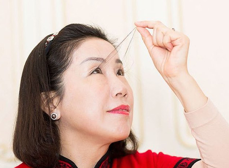 Người phụ nữ có lông mi dài nhất thế giới tự phá kỷ lục bản thân - Ảnh 2.
