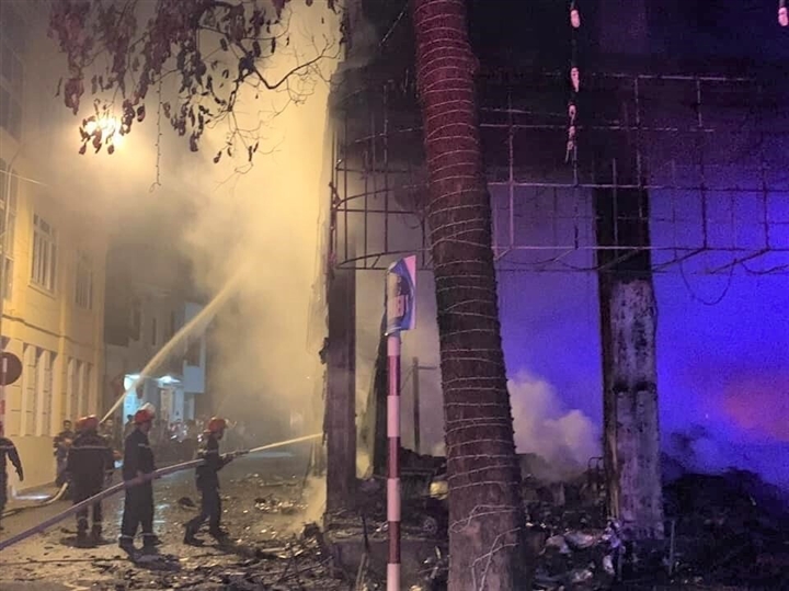 Phòng trà ở TP Vinh cháy dữ dội, ít nhất 6 người thiệt mạng - Ảnh 5.