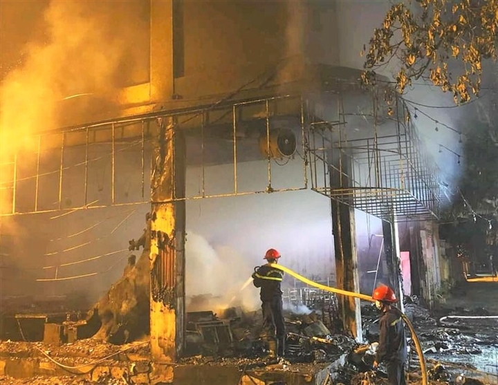 Phòng trà ở TP Vinh cháy dữ dội, ít nhất 6 người thiệt mạng - Ảnh 7.