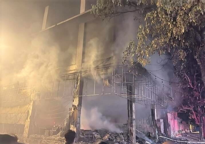 Phòng trà ở TP Vinh cháy dữ dội, ít nhất 6 người thiệt mạng - Ảnh 6.