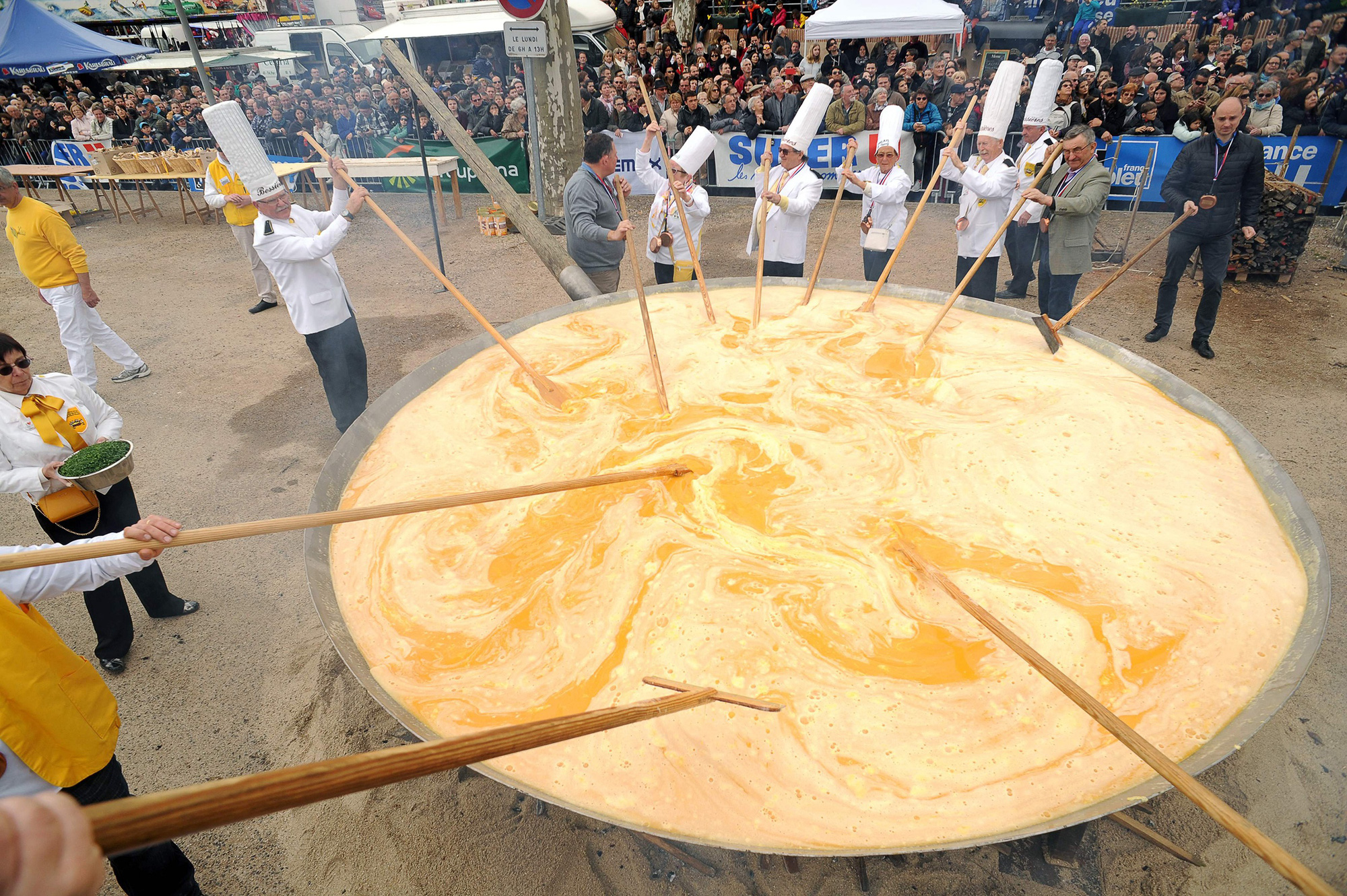 Lễ hội tôm hùm và 6 sự kiện ẩm thực độc lạ trên thế giới - Ảnh 1.