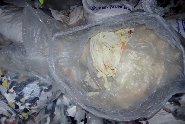 Thái Nguyên: Thu giữ hơn 13 tấn rác thải là găng tay y tế đã qua sử dụng - Ảnh 2.