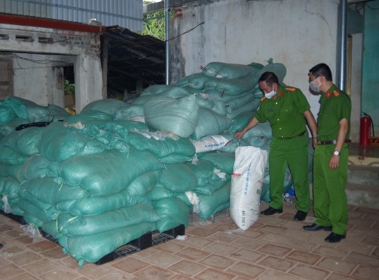 Thái Nguyên: Thu giữ hơn 13 tấn rác thải là găng tay y tế đã qua sử dụng - Ảnh 1.