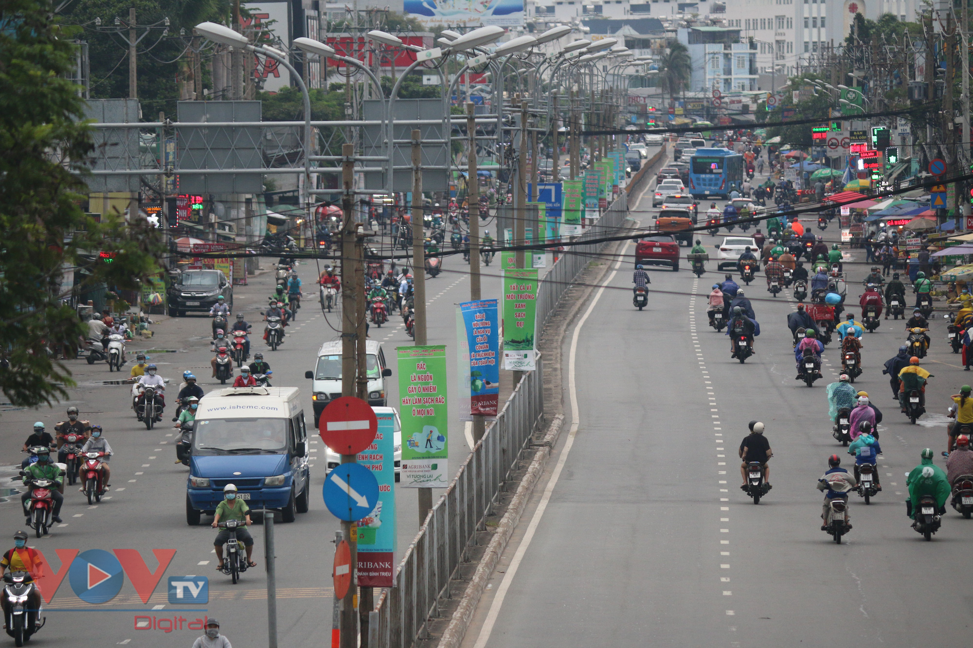 Vào những khung giờ cao điểm, những tuyến đường như: Quốc lộ 13, xa lộ Hà Nội, Phạm Văn Đồng...thường đông nghẹt người. Nhưng giờ đây phương tiện di chuyển trên tuyến đường này ít hẳn