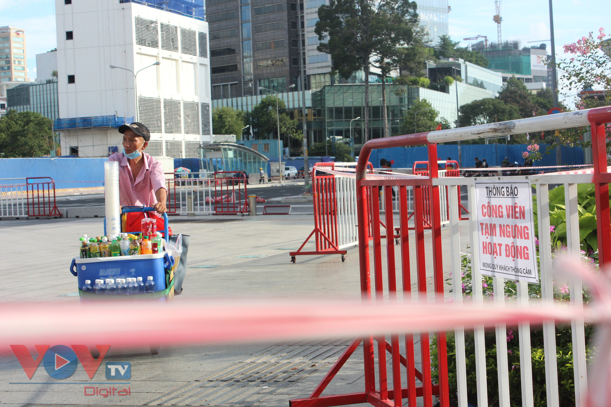 Không hoạt động du lịch, phố đi bộ Nguyễn Huệ không còn cảnh tụ tập đông người khiến những gánh hàng rong chật vật mưu sinh trong những ngày giãn cách xã hội