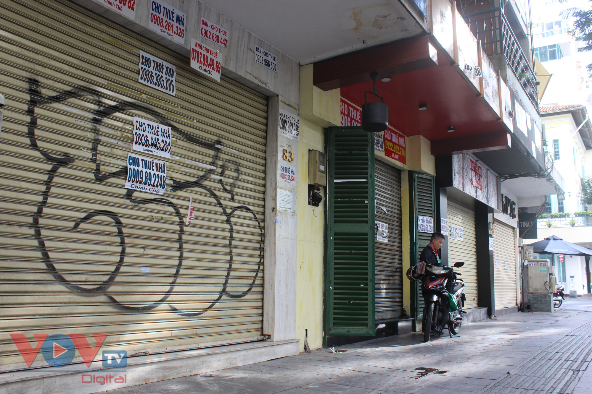 Các cửa hiệu trên đường Đồng Khởi (Quận 1) – nơi sầm uất, nhộn nhịp nhất TP.HCM cũng đóng cửa hàng loạt