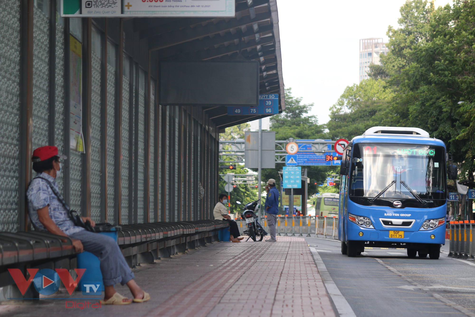 Người dân hạn chế đi lại, trạm xe buýt vắng vẻ như mùng 1 Tết