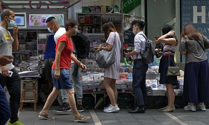 Tổng biên tập Apple Daily bị bắt, dân Hong Kong đổ xô đi mua báo - Ảnh 2.