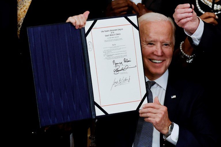 Ông Biden vừa thêm cho nước Mỹ một ngày lễ mới - Ảnh 1.
