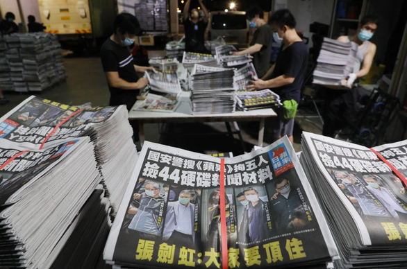 Tổng biên tập Apple Daily bị bắt, dân Hong Kong đổ xô đi mua báo - Ảnh 1.