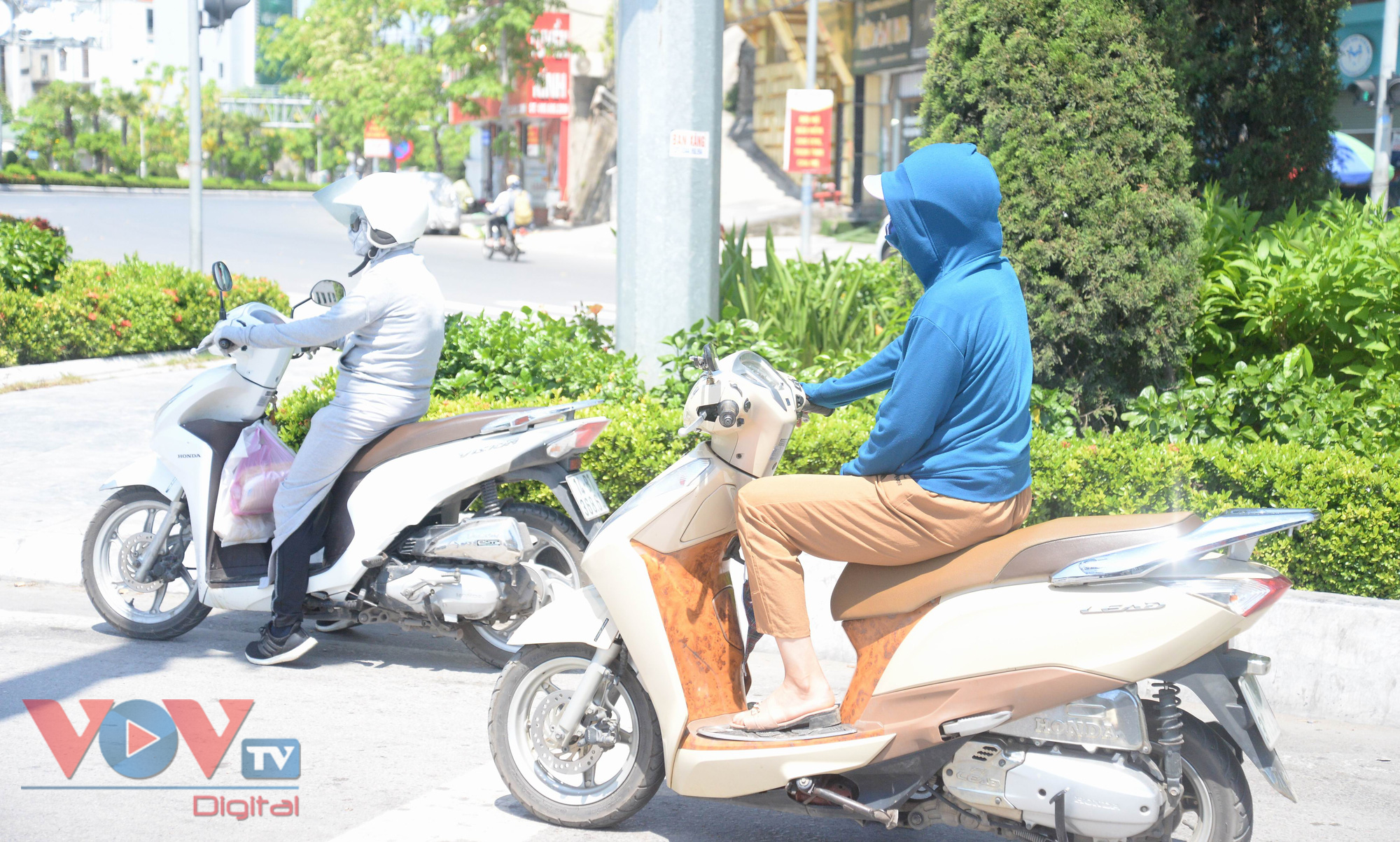 Những người đi xe máy luôn phải bịt kín để hạn chế tia UV và bức xạ nhiệt từ mặt đường hắt lên