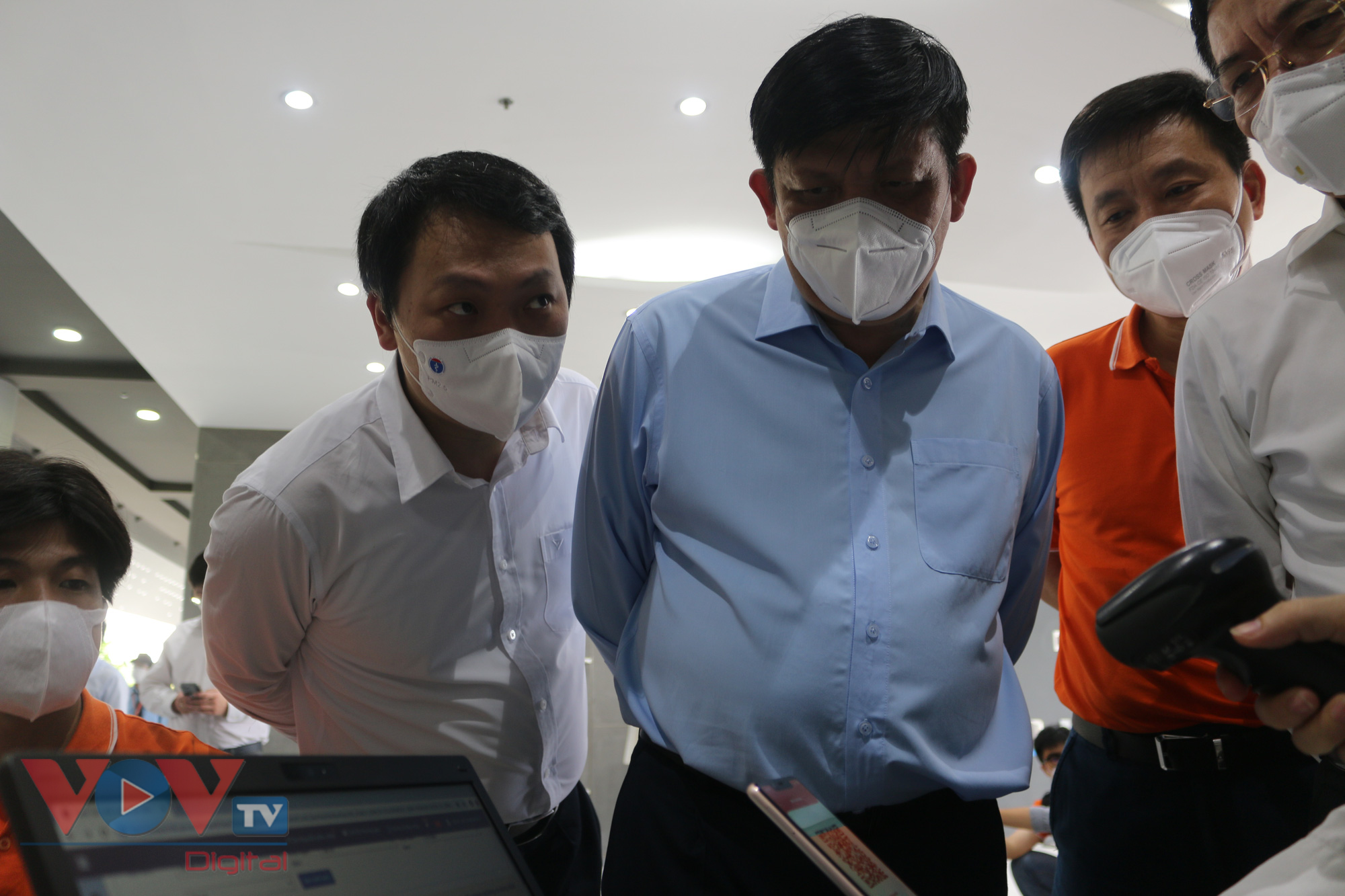 Bộ trưởng Bộ Y tế Nguyễn Thành Long kiểm tra phần mềm quản lý thông tin người được tiêm vaccine