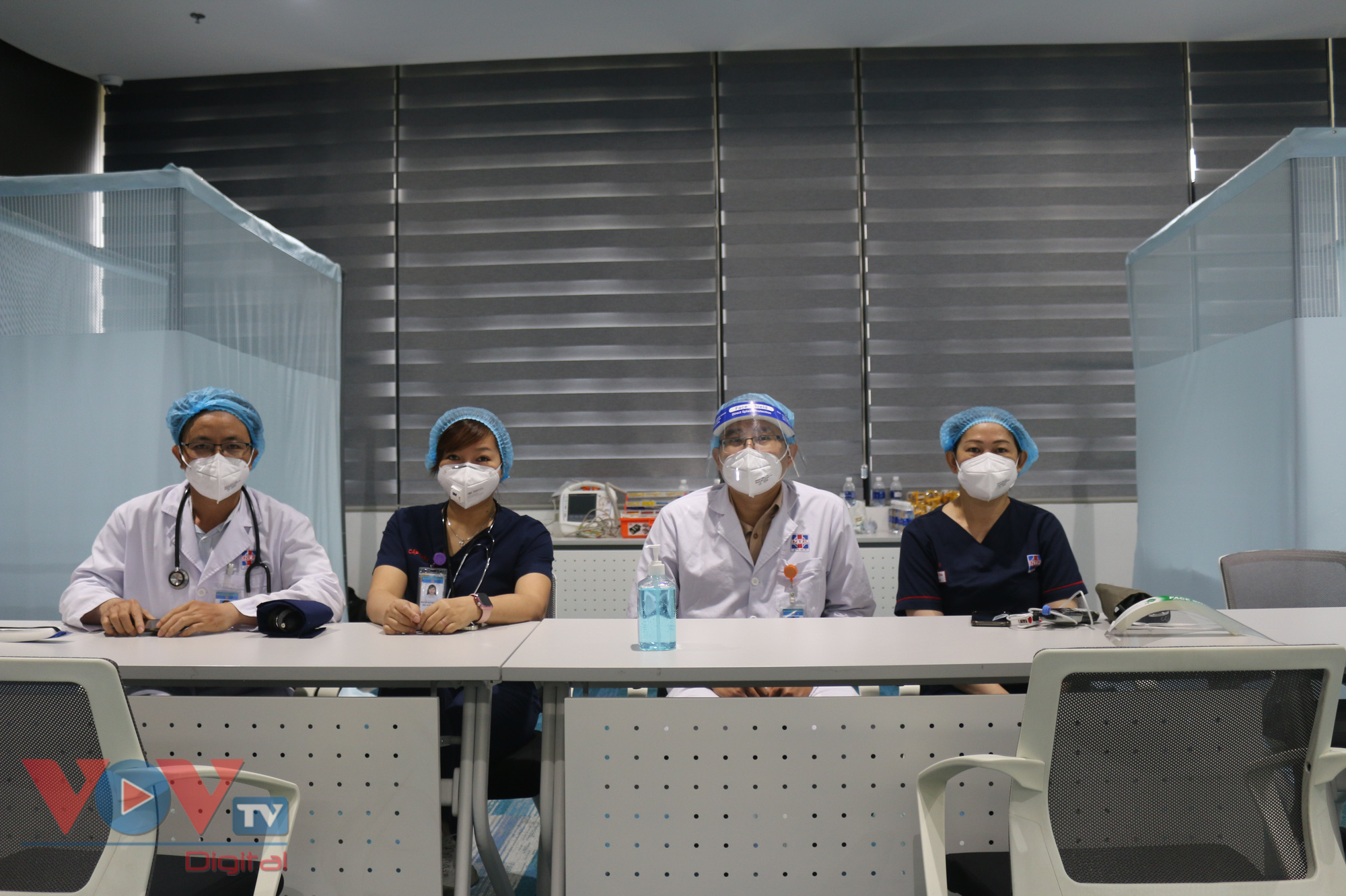 Khu vực tiêm cũng được bố trí 2 giường bệnh, cùng với đội ngũ y bác sĩ Bệnh viện Nguyễn Tri Phương và nhân viên Trung tâm cấp cứu 115 để theo dõi, xử lý các vấn đề sau tiêm