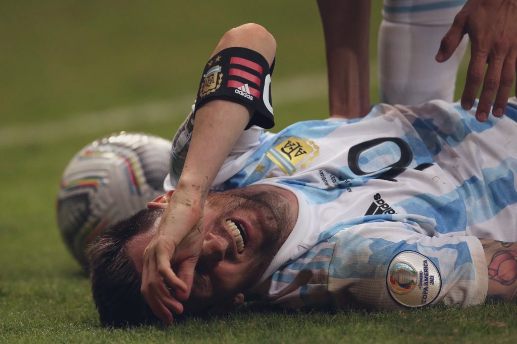Choáng với hình ảnh Messi kiệt sức 'gánh team' giúp Argentina hạ Uruguay - Ảnh 1.