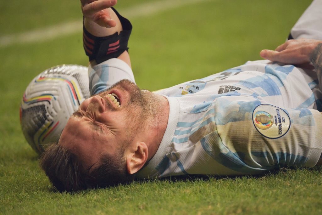 Choáng với hình ảnh Messi kiệt sức 'gánh team' giúp Argentina hạ Uruguay - Ảnh 2.