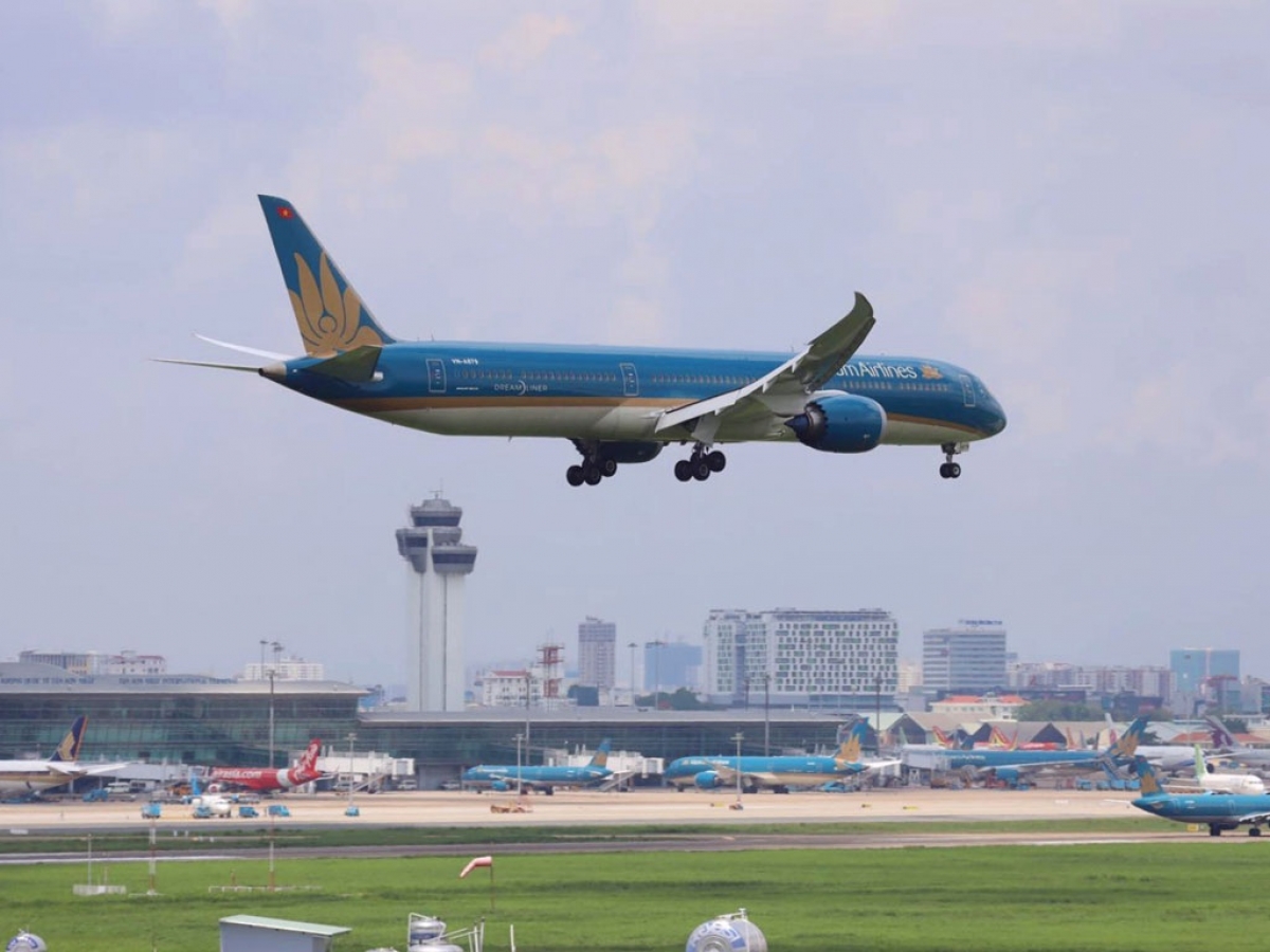 Cho phép nối lại các chuyến bay chở người nhập cảnh tại Tân Sơn Nhất và Nội Bài - Ảnh 1.
