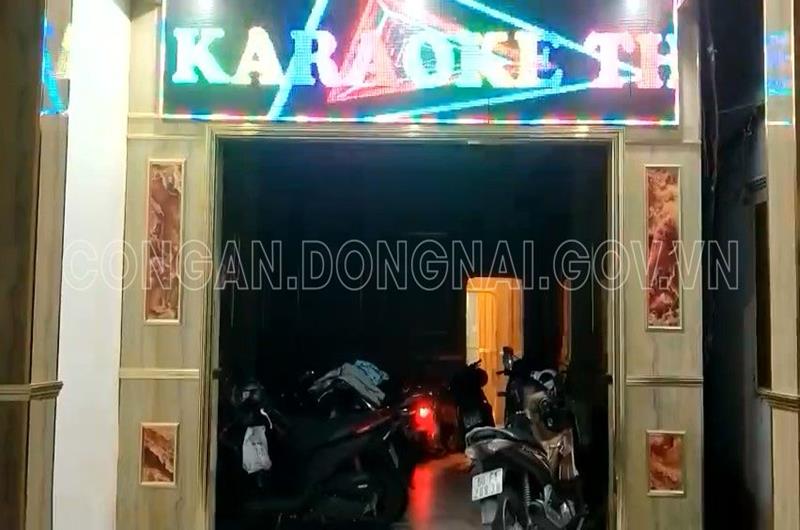 Quán karaoke ở Đồng Nai để nhân viên thoát y tiếp khách - Ảnh 1.