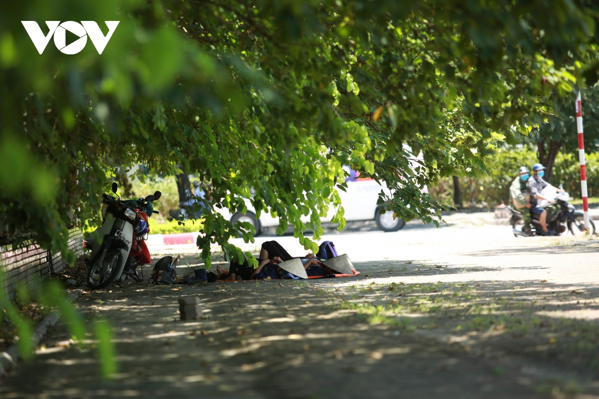 Nhiệt độ mặt đường có nơi hơn 50 độ C, phố phường Hà Nội vắng hoe - Ảnh 12.
