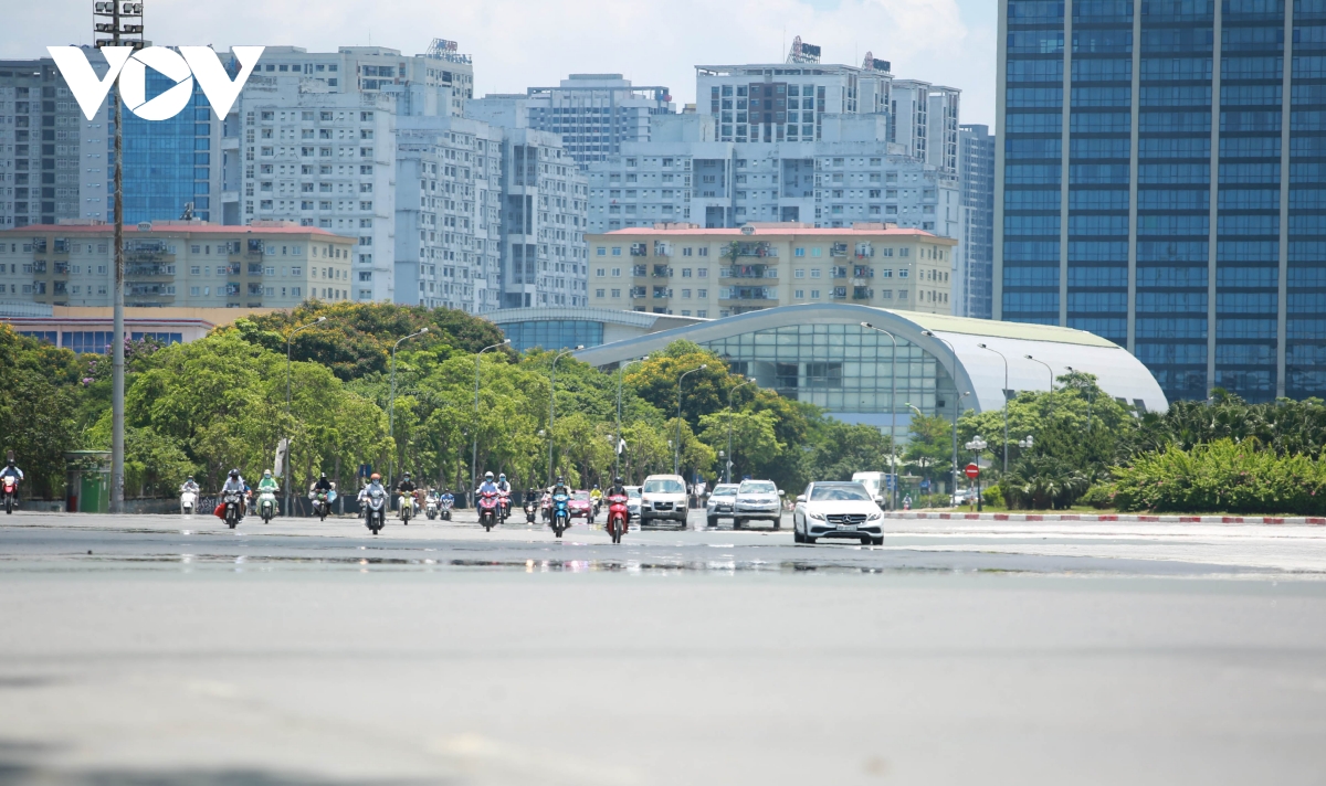 Nhiệt độ mặt đường có nơi hơn 50 độ C, phố phường Hà Nội vắng hoe - Ảnh 1.