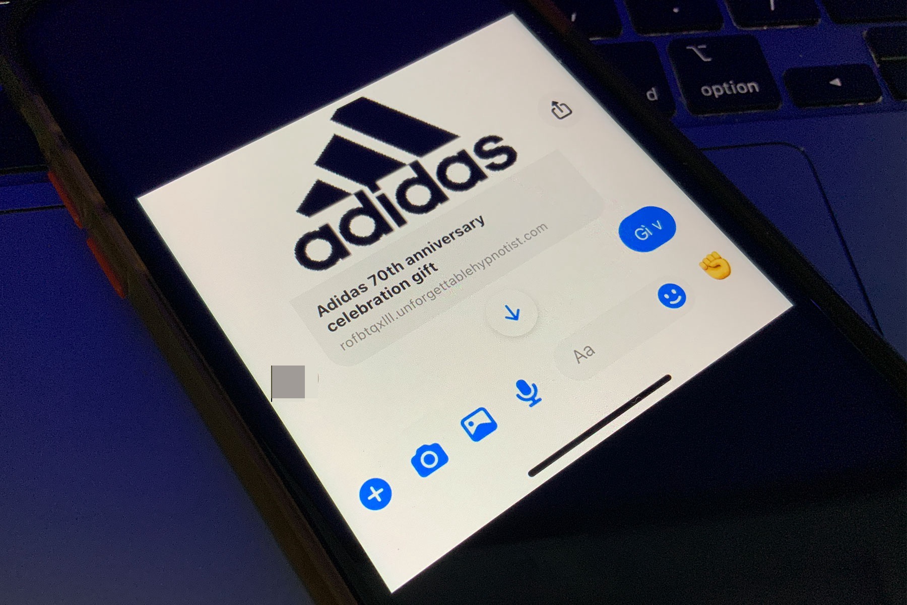 Nhiều người nhận được tin nhắn giả mạo Adidas trên Facebook - Ảnh 1.