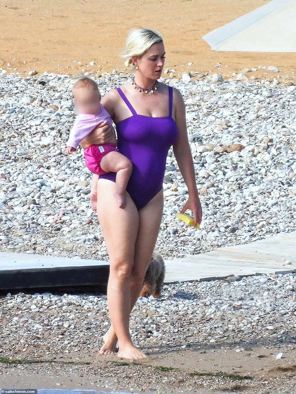 Mặc áo tắm lộ bụng tròn vo, Katy Perry bị nghi lại mang bầu - Ảnh 3.